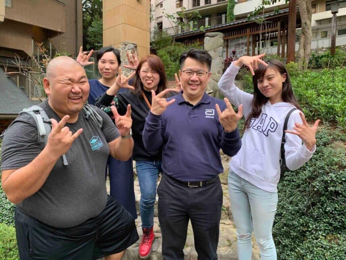 一群人圍圈進行破冰遊戲,氣氛輕鬆愉快