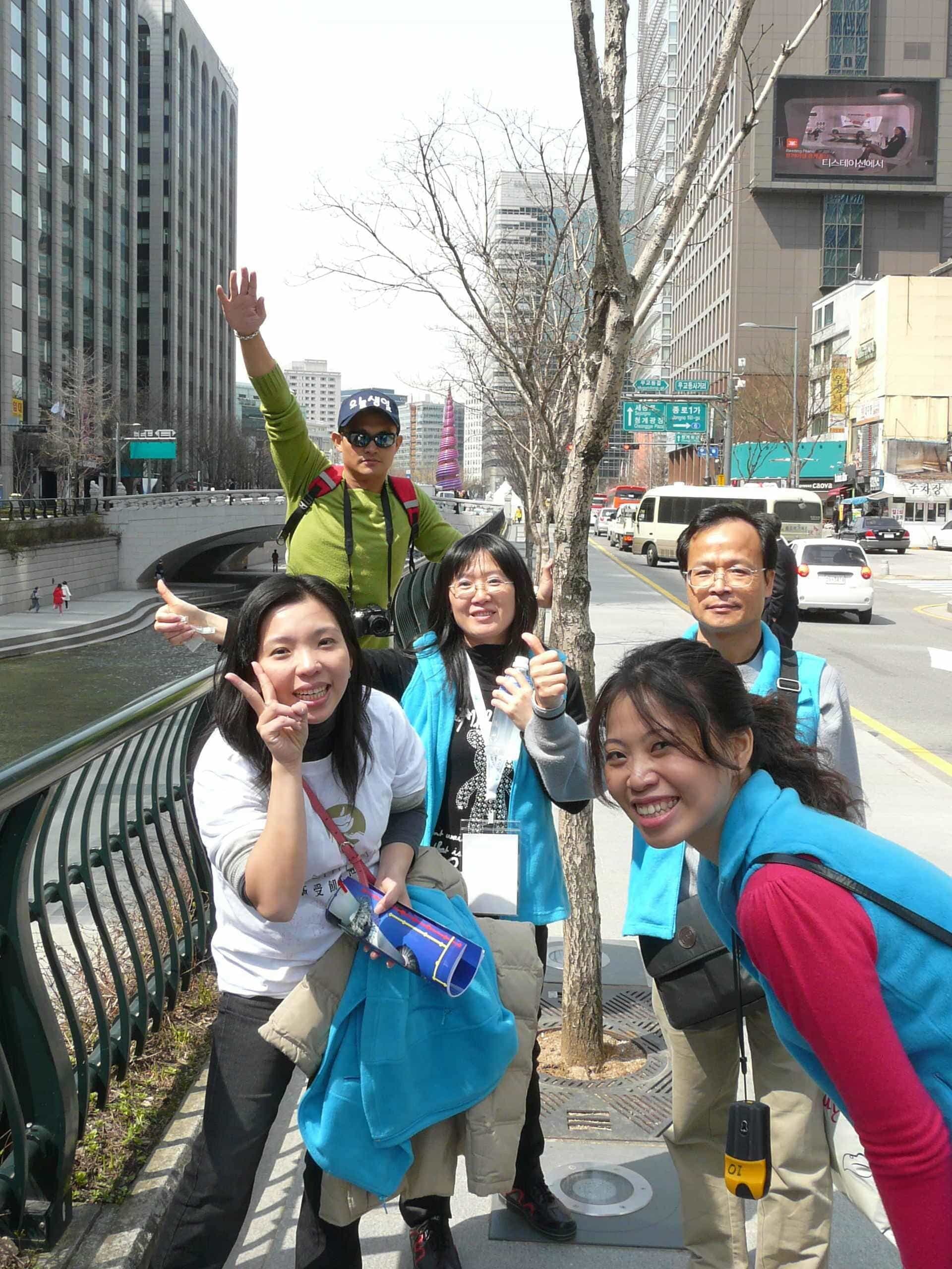 大型團隊在戶外進行城市探索闖關活動,隊員一起討論路線