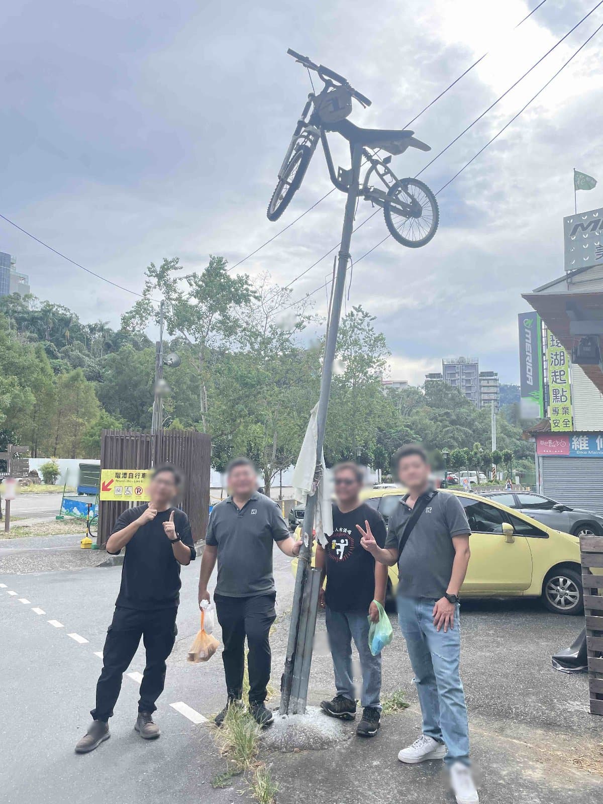 團隊在自行車道地標騎乘