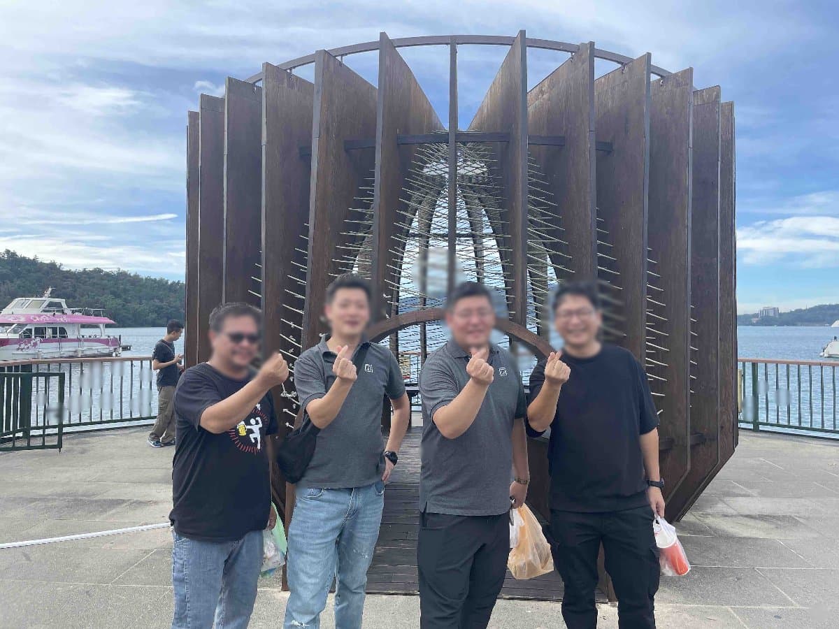 團隊在日月潭地標合照