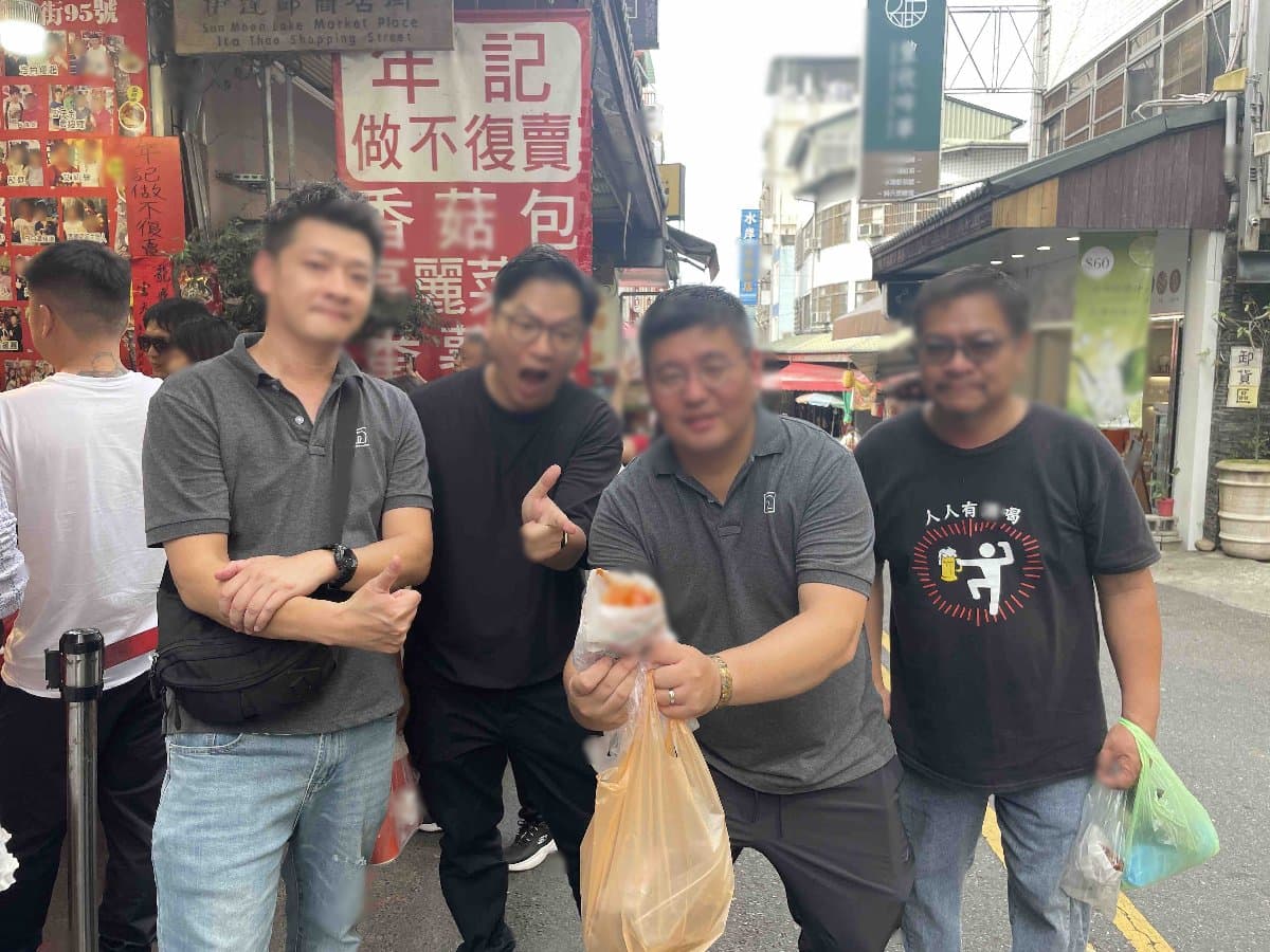 團隊在老街探索美食