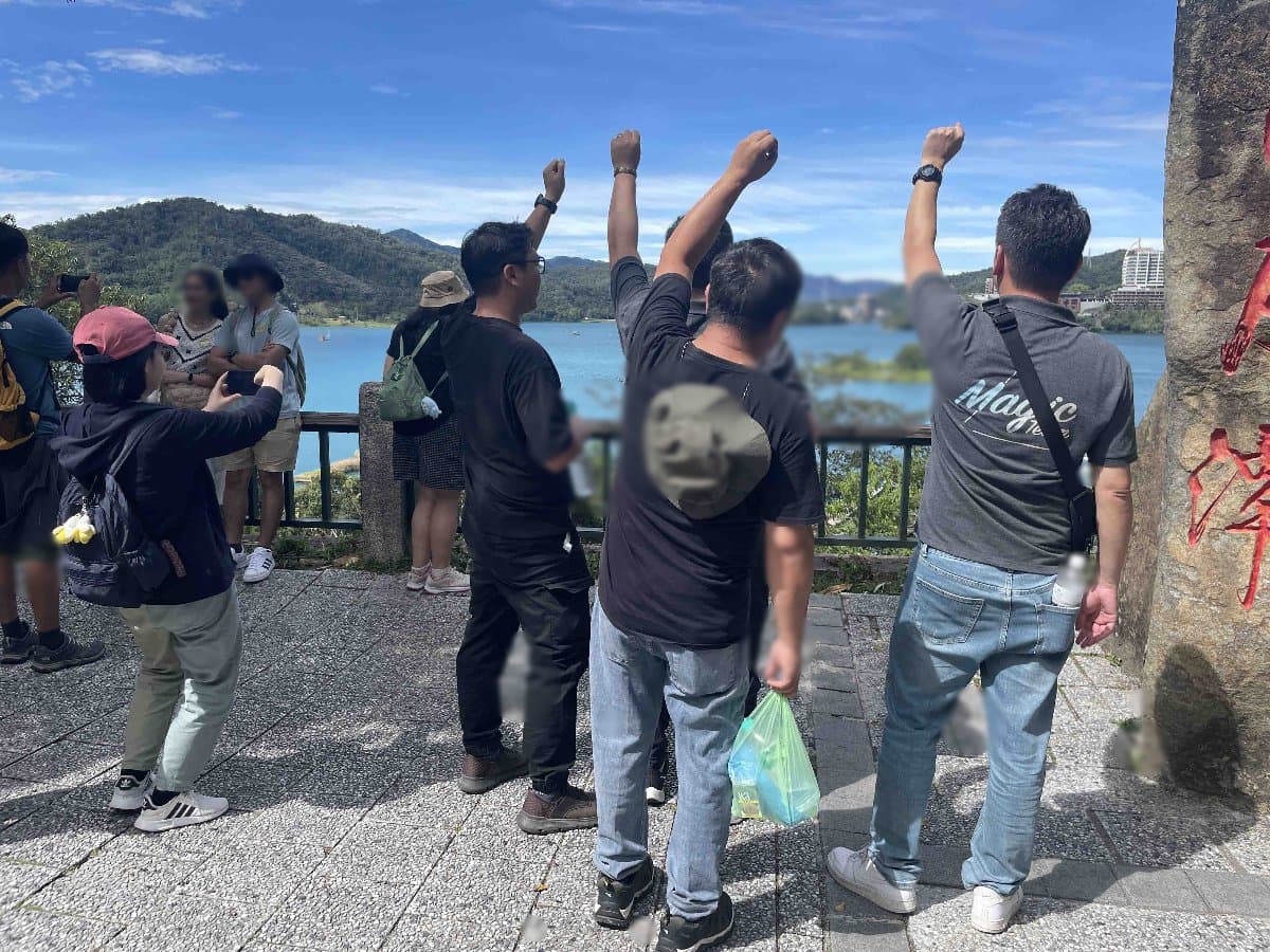 團隊在日月潭觀景台欣賞湖景